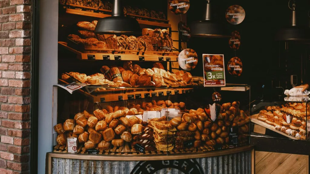 riesiges Teigwarensortiment einer Bäckerei