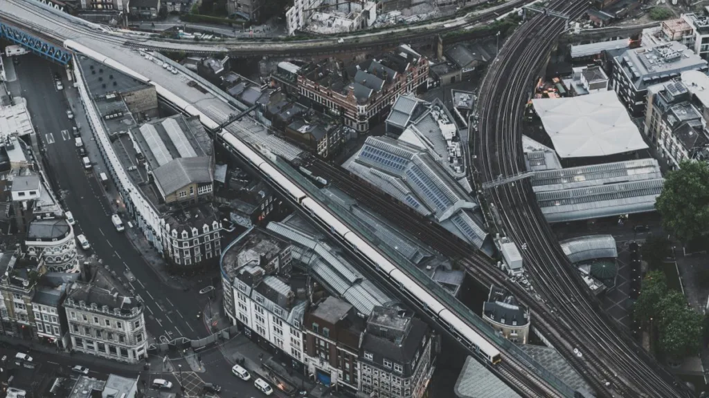 Luftaufnahme einer großen Kreuzung einer Stadt