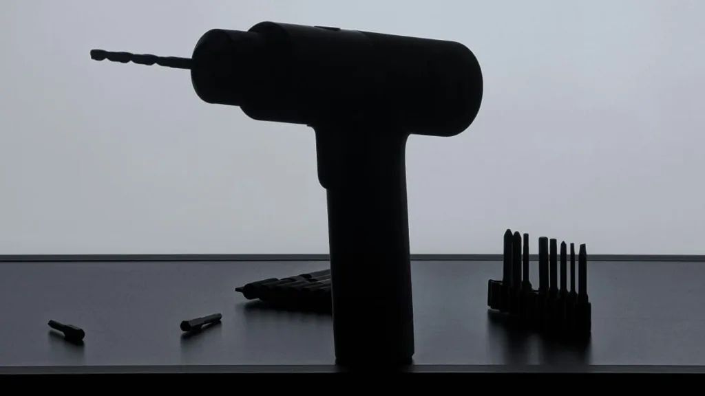 die Silhouette eines Akkuschraubers und diverser Aufsätze