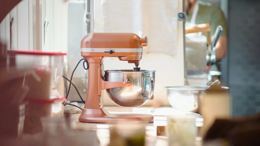 eine ältere Küchenmaschine mit Rührschüssel steht in der Küche
