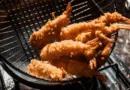 fertiggegarte Garnelen liegen im Korb einer Heißluftfritteuse