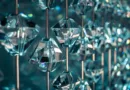 Kettenartig angeordnete, facettierte Kristalle mit unterschiedlichen Schliffgeometrien und Lichtreflexionen