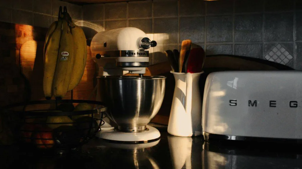 SMEG Standmixer mit Edelstahlschüssel und SMEG Toaster auf Küchenarbeitsfläche