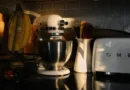 SMEG Standmixer mit Edelstahlschüssel und SMEG Toaster auf Küchenarbeitsfläche