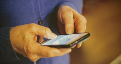 Seniorenhandys im Test: 5 Bestseller von günstig bis High-End