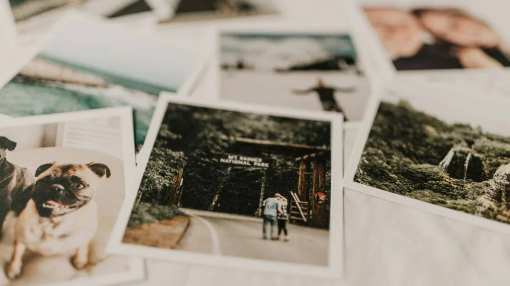 Polaroidbilder liegen verstreut auf einem Tisch
