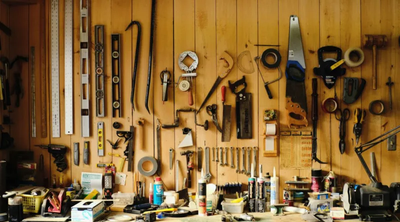 eine alte Werkbank mit vielen verschiedenen arten unterschiedlichster Kategorie
