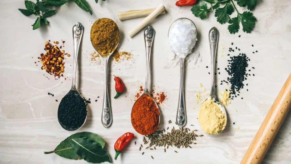 verschieden Gewürze auf Teelöffeln arrangiert