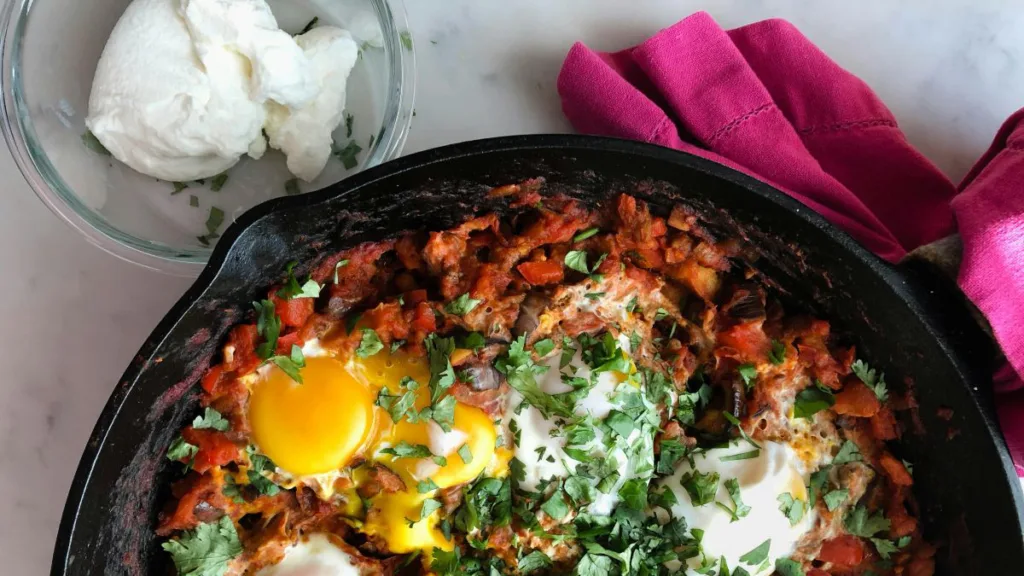 eine Schüssel einer Maschine mit Kochfunktion mit dem fertigen Gericht