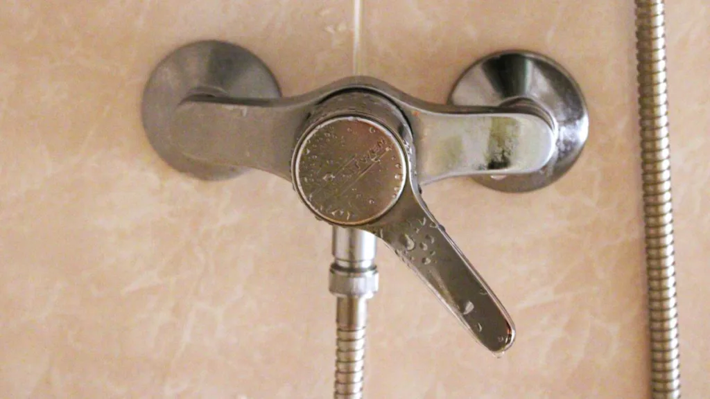 Nahaufnahme einer Mischbatterie einer Dusche