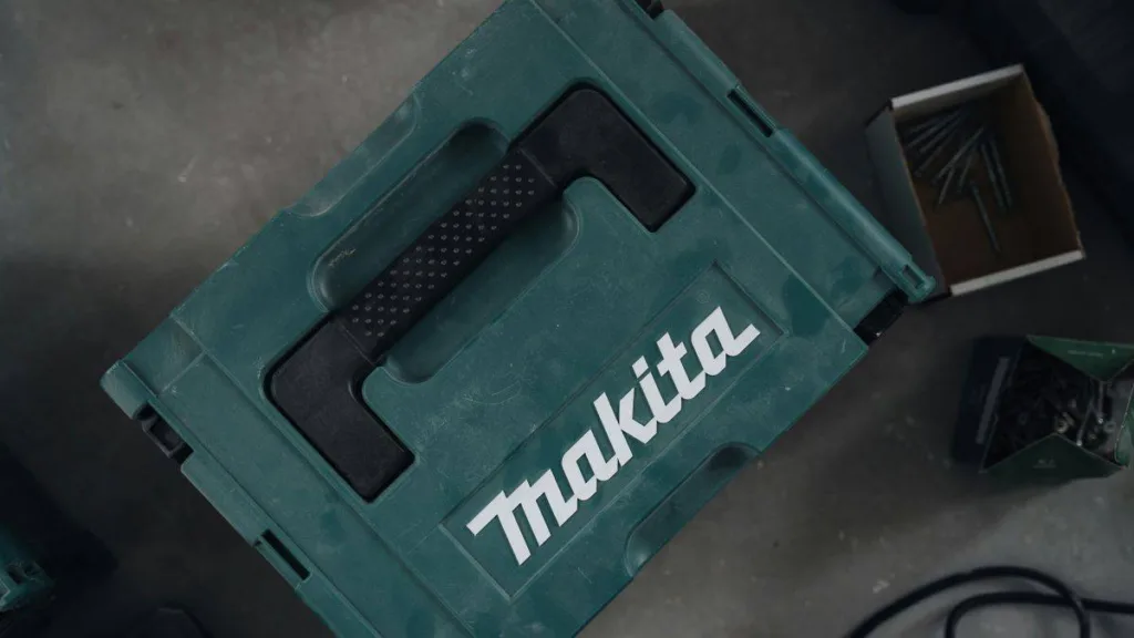Liegender Makita Werkzeugkoffer mit großem Schriftzug