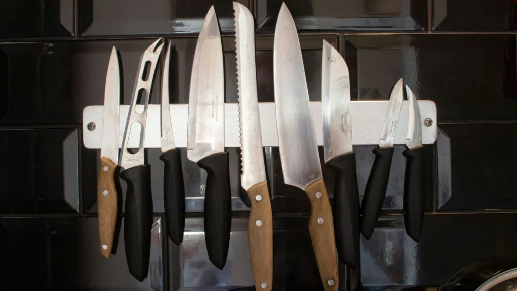 verschiedene Messer hängen in der Küche zan einem magnetischen Halter