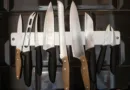 verschiedene Messer hängen in der Küche zan einem magnetischen Halter