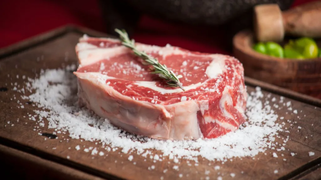 ein saftiges rohes Stück Rinderfilet auf einen Brett