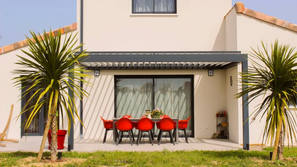 eine wunderschöne Pergola auf einer Terrasse