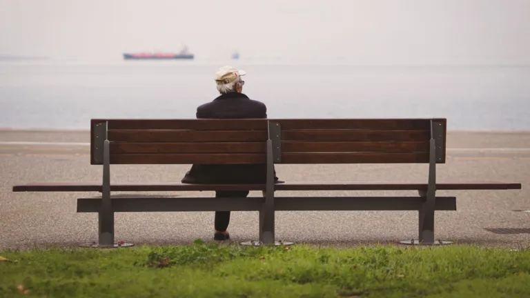 Aufstehhilfen für Senioren 2025: 9 Bauformen und ihre Funktionsweise