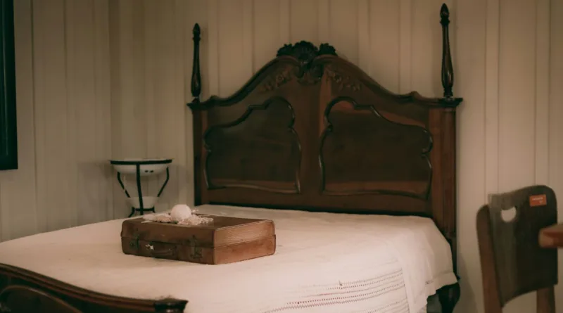 Altes Bett und Bettgestell