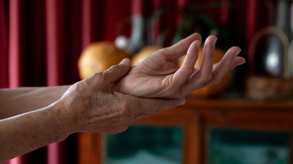 die Hände eines Senioren liegen ineinander