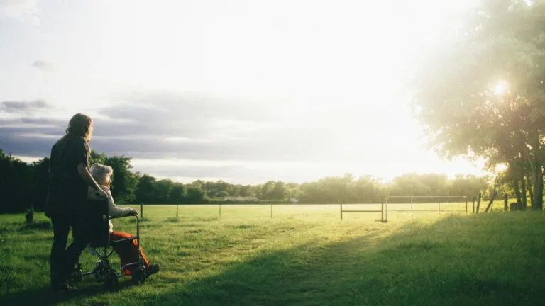 Senioren – Notrufsysteme im Überblick 2025