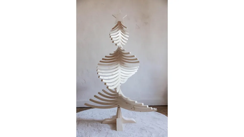 Holz-Weihnachtsbaum Like a Tree Swing mit geschwungenen Lamellen aus FSC-Fichtenholz