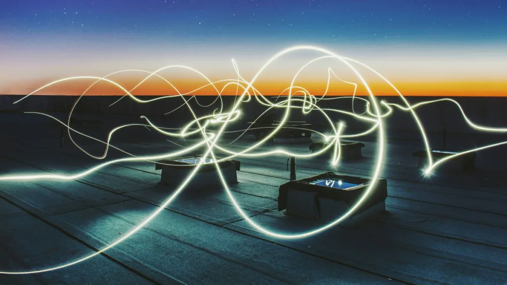 Lichtblitze in der Nacht auf einem Dach