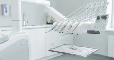 Mundduschen im Alltag – Funktionsweise, Einsatz und Grenzen Instrumente eines Zahnarztstuhls in der Nahaufnahme