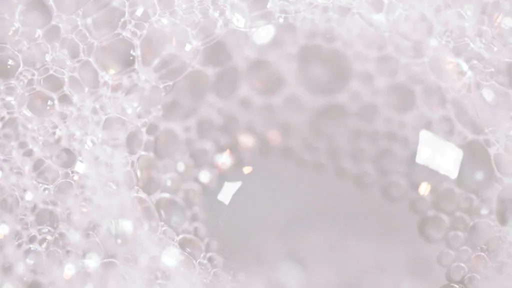 Weißer Schaum aus der Badewanne