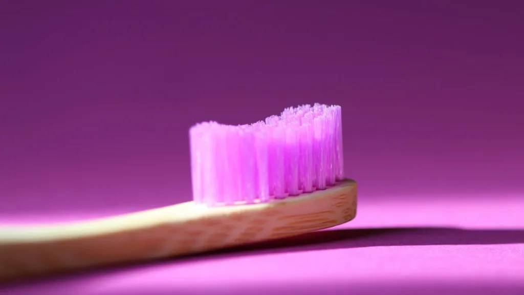 eine rosafarbene Holzzahnbürste