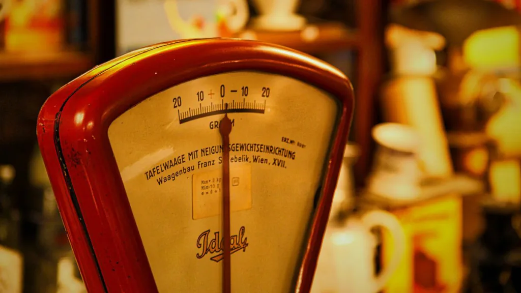 eine alte rote Lebensmittelwaage