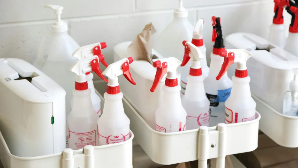 viele Sprühreinigungsflaschen stehen in einem Regal zur Reinigung bereit
