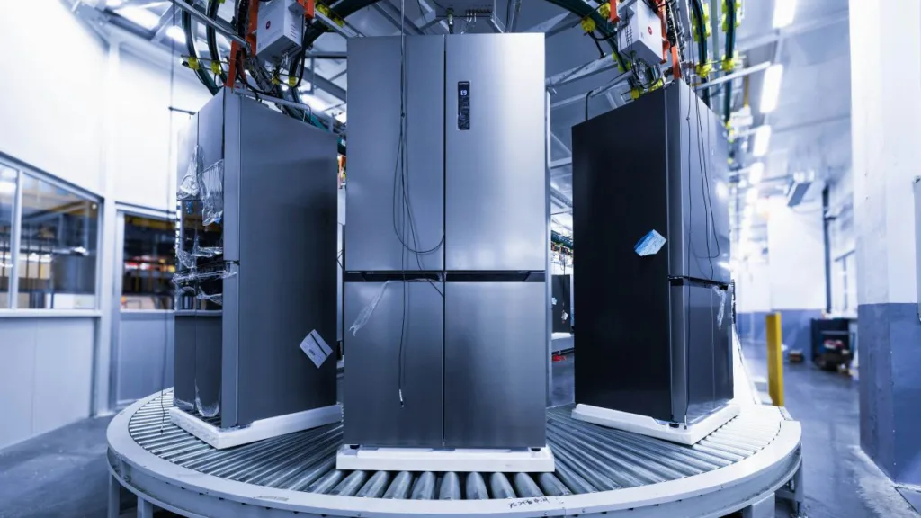 eine Produktionsstrecke für Küchengeräte, speziell für Kühlschränke