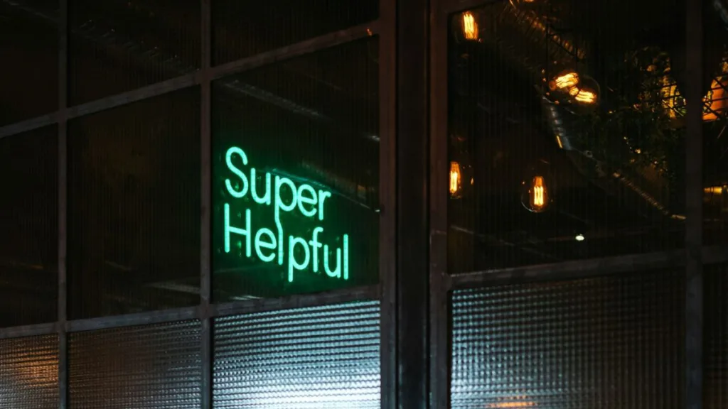 ein Neonwerbeschild auf dem "Super Helpful" steht