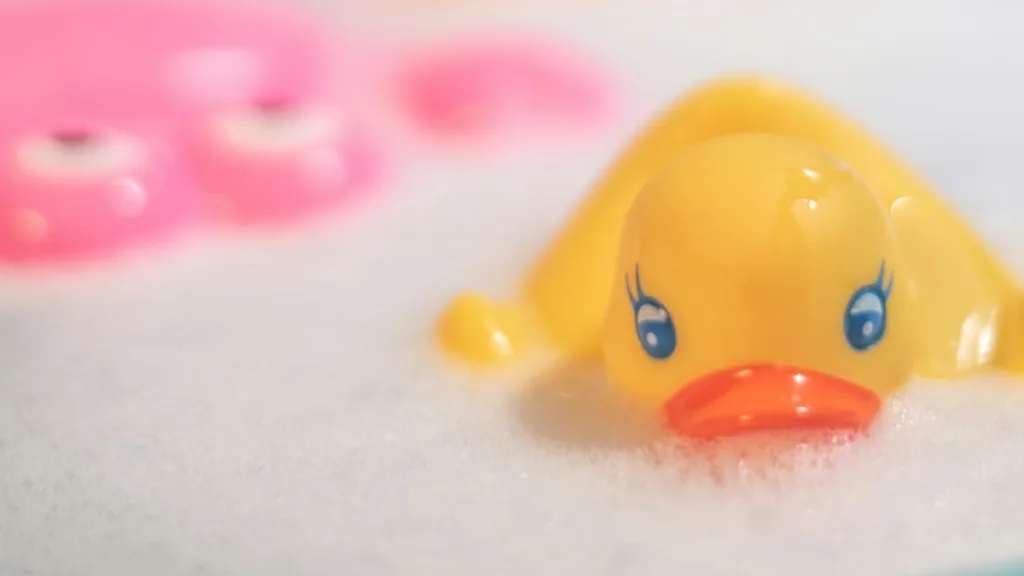 eine Quietscheente im Badeschaum