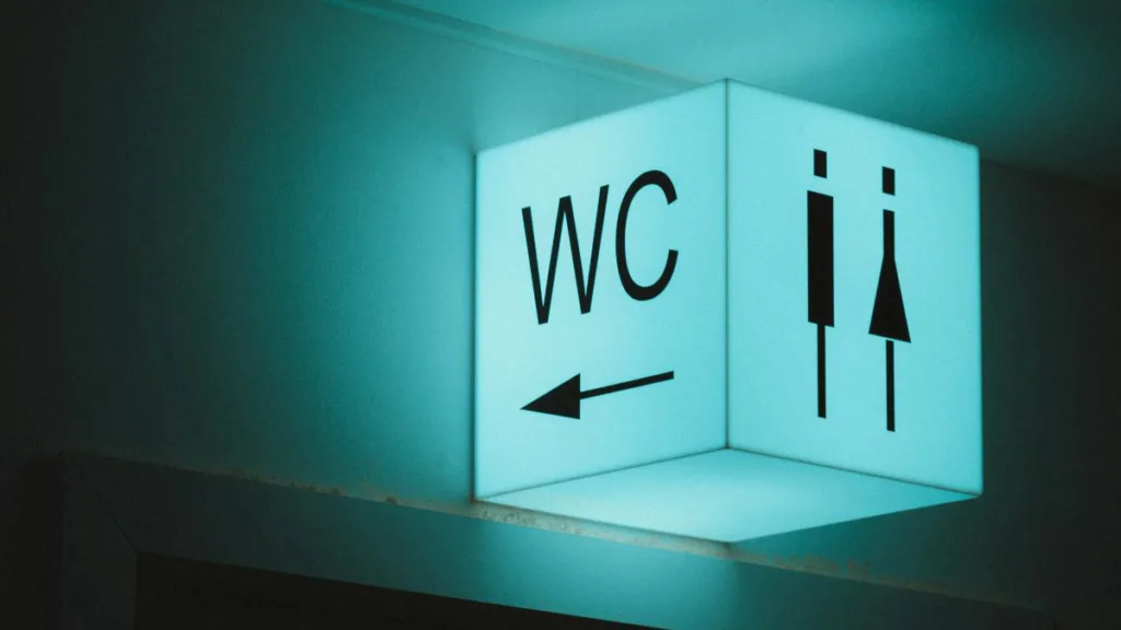 ein neongrünes WC-Schild