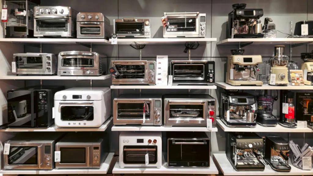 viele Küchengeräte mit verschiedener Technik und verschiedenen Bauarten in einem Regal zum Verkauf