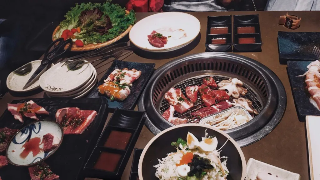 verschiedene Zutaten und Teller auf einem Tisch zur Verarbeitung angerichtet