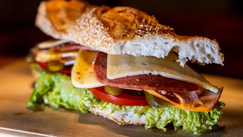 ein Panini mit Darstellung der Zutaten, auch als Sandwich geeignet