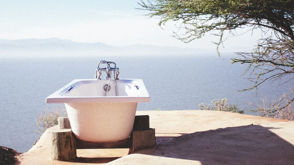 freistehende Badewanne im Außenbereich mit Blick aufs Meer