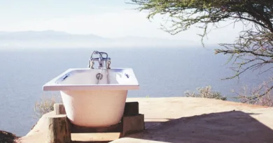 freistehende Badewanne im Außenbereich mit Blick aufs Meer