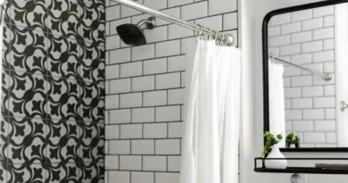 Ansicht einer Dusche in Schwarz-Weiß gehaltenen Fliesen