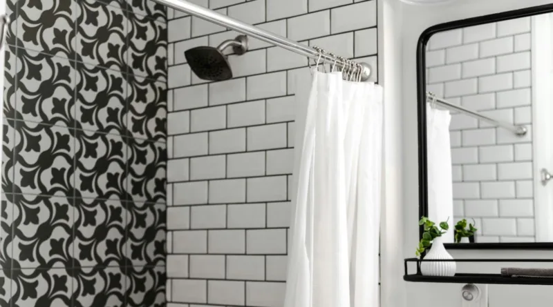 Ansicht einer Dusche in Schwarz-Weiß gehaltenen Fliesen