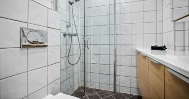 Weißes Bad mit Dusche ohne Haltegriffe