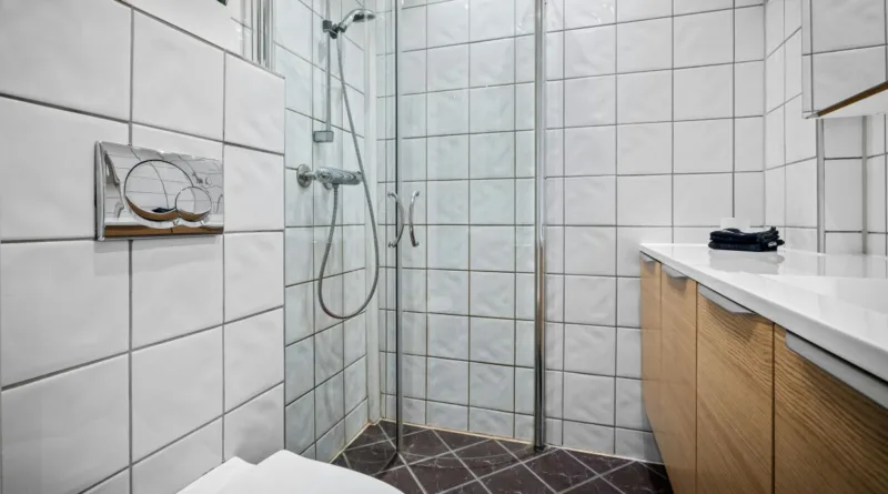 Weißes Bad mit Dusche ohne Haltegriffe