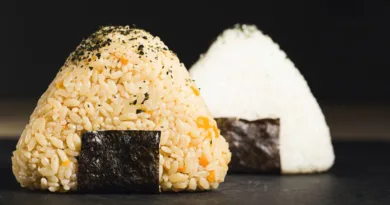 Zwei unterschiedliche kleine Reishaufen.