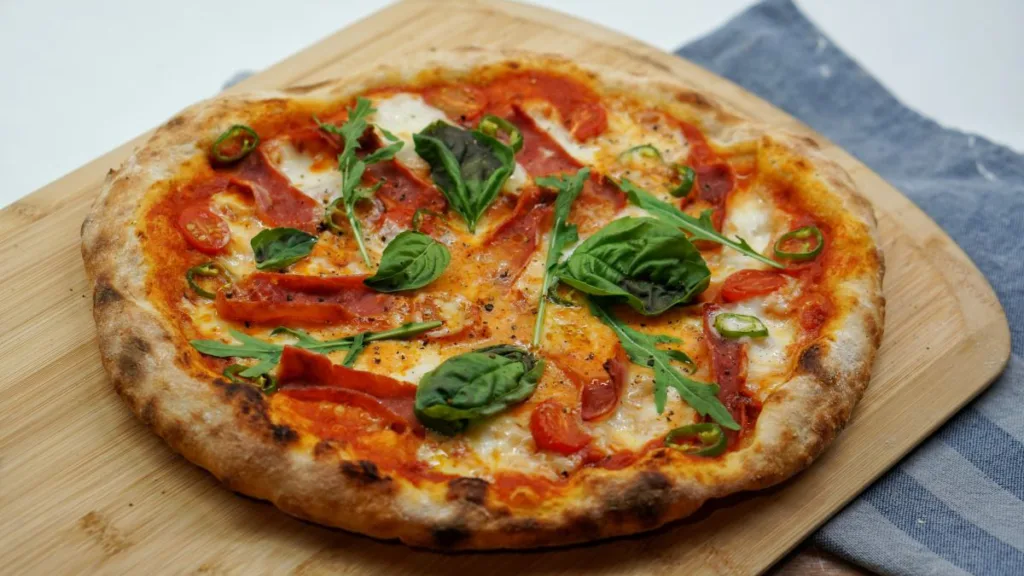 eine fertiggebackene Pizza aus dem Mini-Backofen