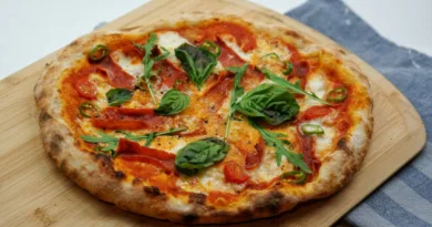 eine fertiggebackene Pizza aus dem Mini-Backofen