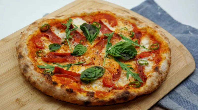 eine fertiggebackene Pizza aus dem Mini-Backofen