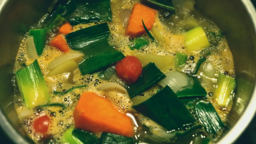 ein Gemüseeintopf kochend in einem Multikocher