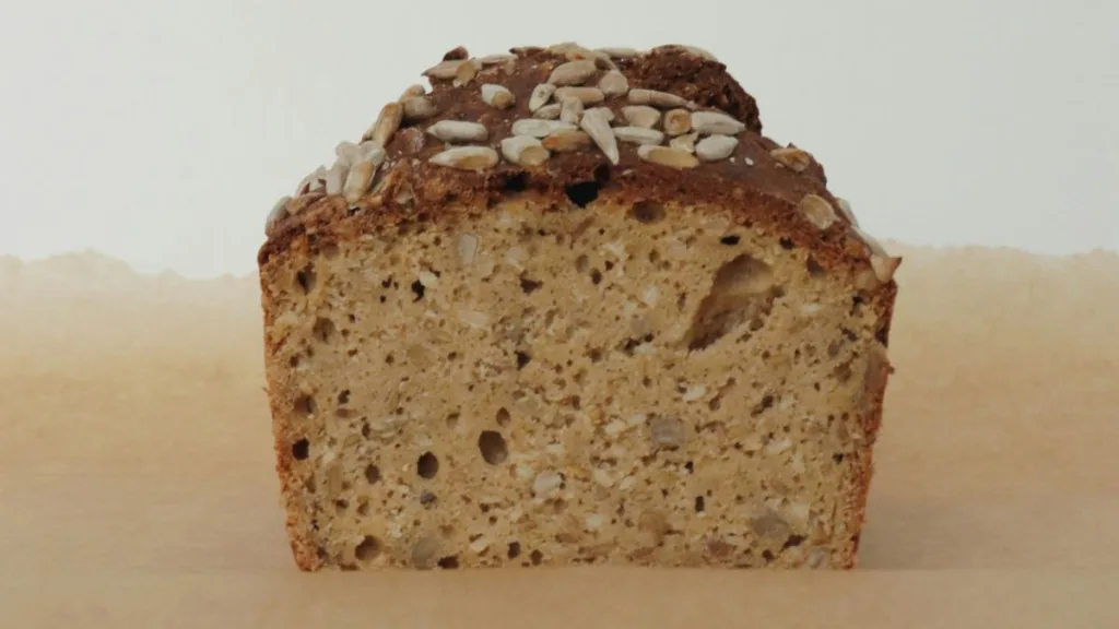 ein Kastenbrot mittig aufgeschnitten