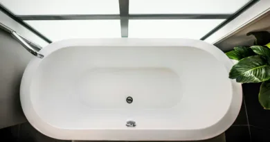 eine leere weiße Badewanne direkt von oben fotografiert